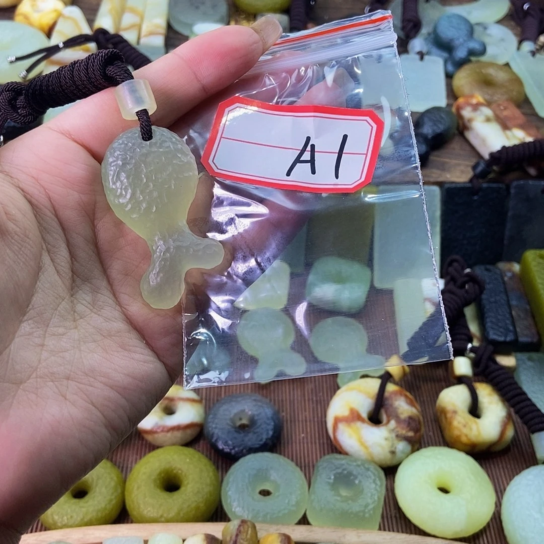 蛇纹石玉未镶嵌挂件杨****o