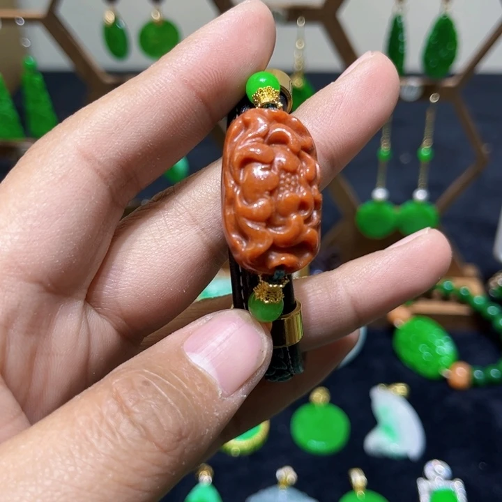 翡翠颈饰未镶嵌手镯