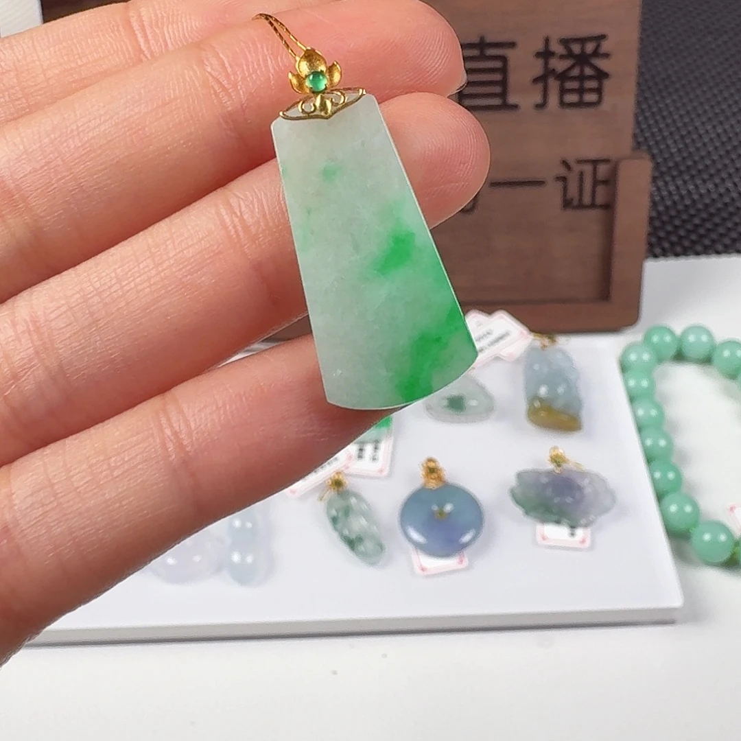 翡翠18K金镶嵌颈饰