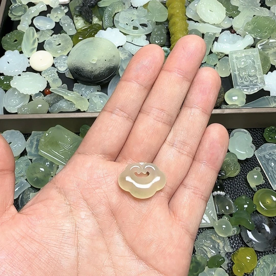 蛇纹石玉颈饰未镶嵌芝*