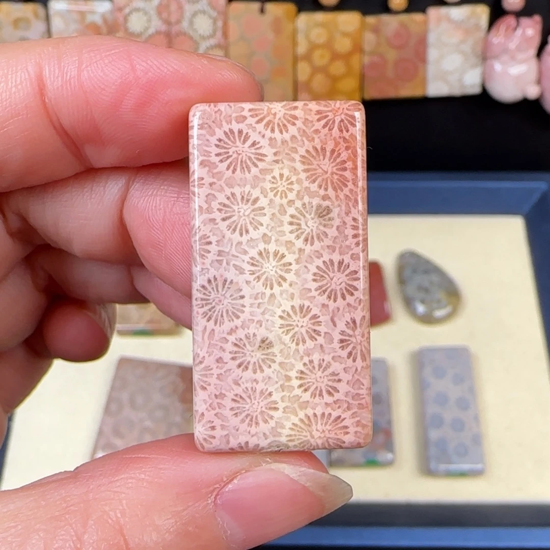 琉***月硅化玉未镶嵌吊坠