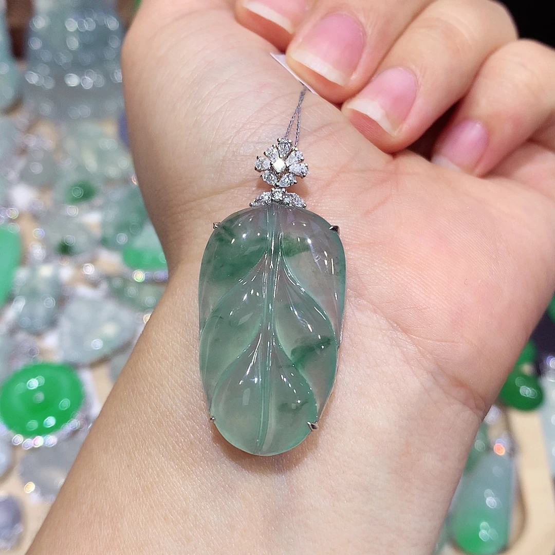 翡翠18K金镶嵌颈饰叶子