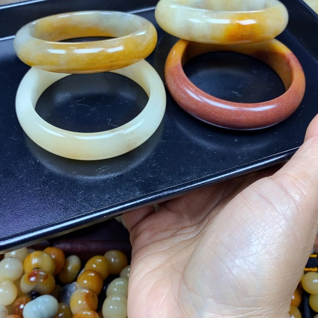 石英质玉（黄龙玉）颈饰未镶嵌