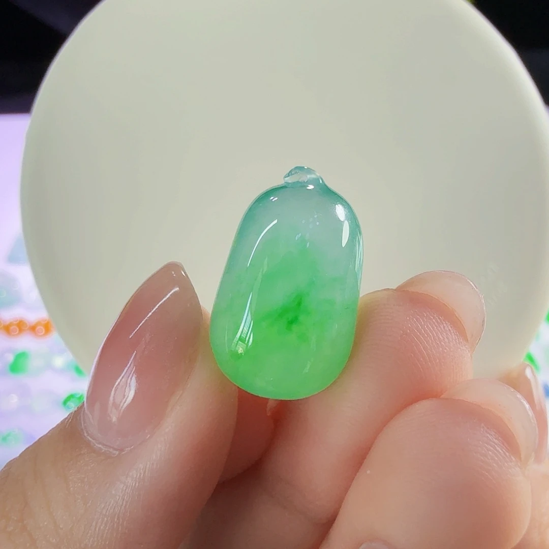 翡翠未镶嵌颈饰金丝翠瓜瓜