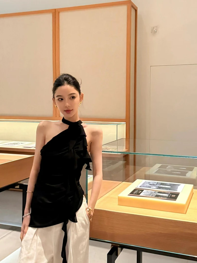 2025夏季新款高级感气质不规则挂脖吊带背心配休闲阔腿裤两件套女