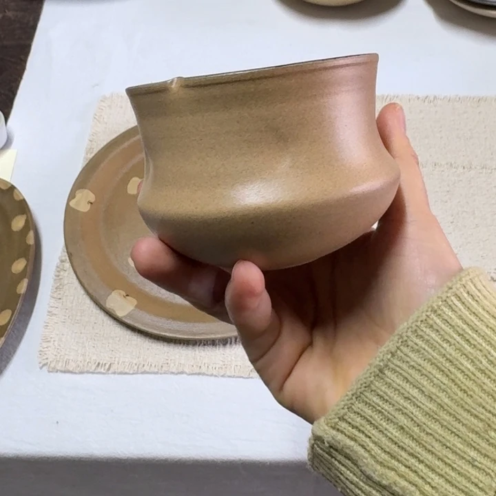 陶刘超咖啡手握杯