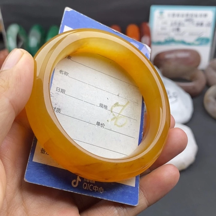 未镶嵌手镯石英质玉
