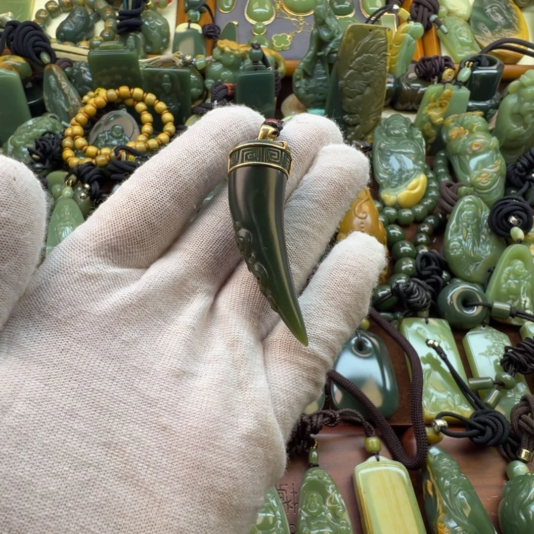 徐***飞岫岩老玉（透闪石质玉）18K金镶嵌挂件