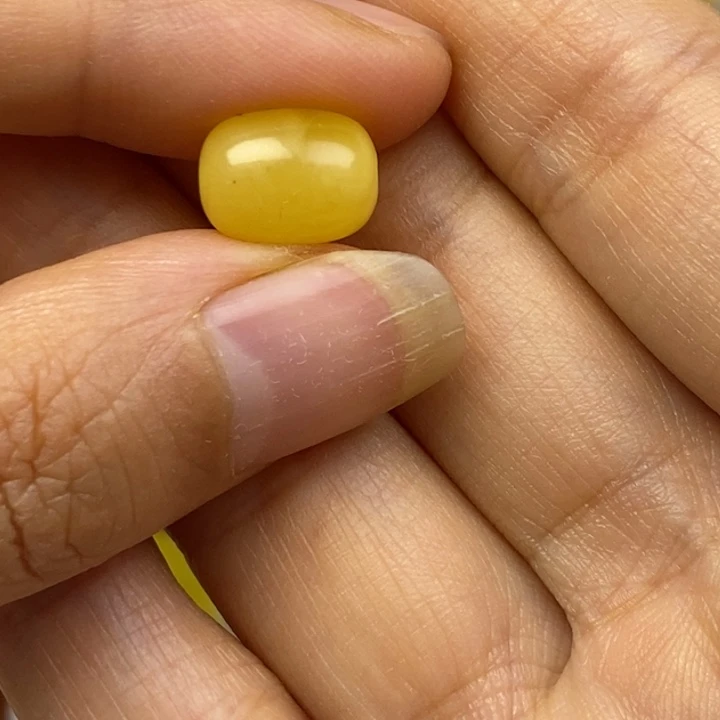 4***长蜜蜡未镶嵌裸石尺寸8加，瑕疵，蹦口