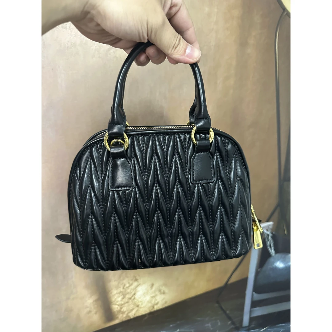 姝宴真皮女包手提褶皱贝壳黑色