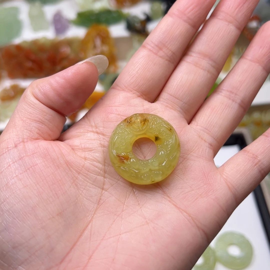 猪****蛇纹石玉未镶嵌颈饰