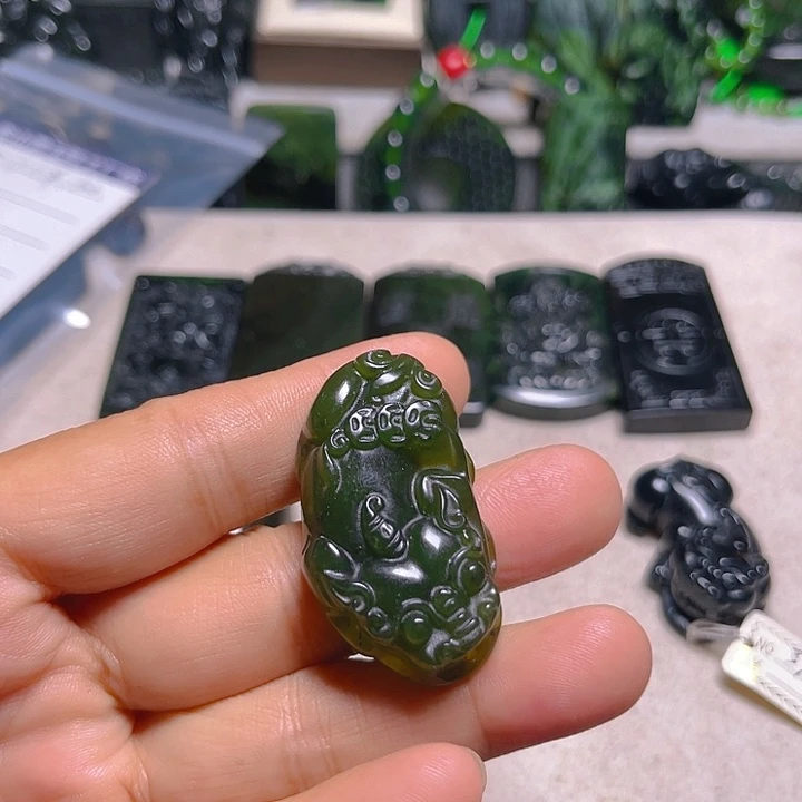 用***1蛇纹石玉未镶嵌颈饰