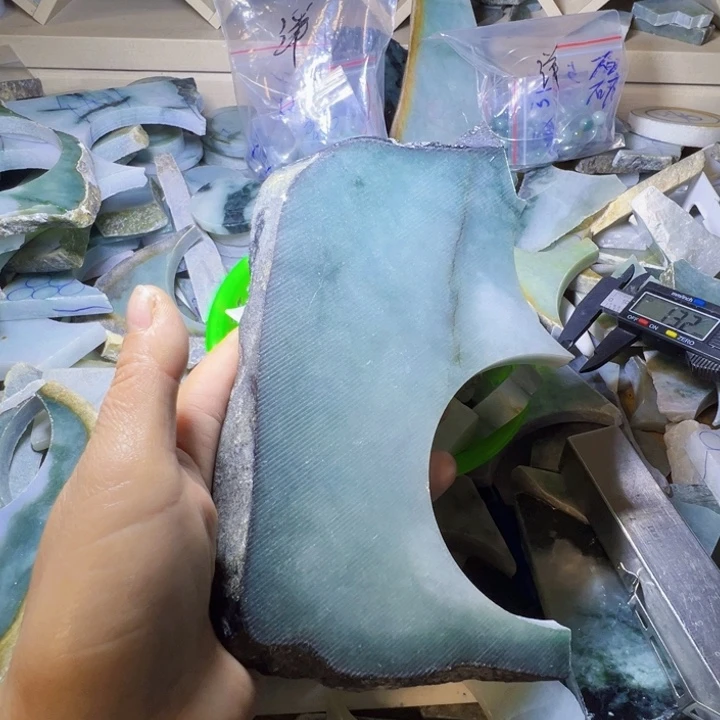 颈饰未镶嵌翡翠江*