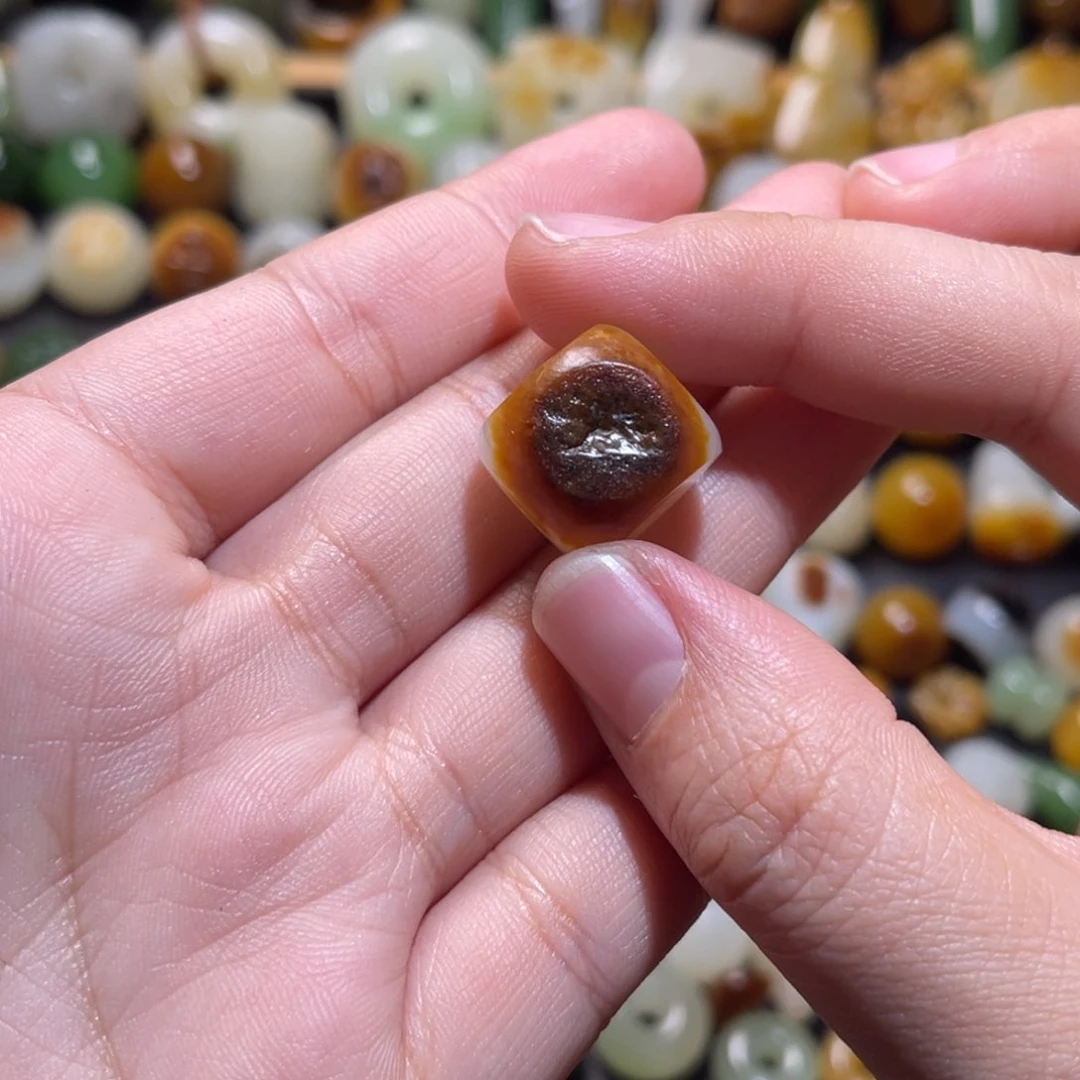 和田玉配饰未镶嵌刘**?