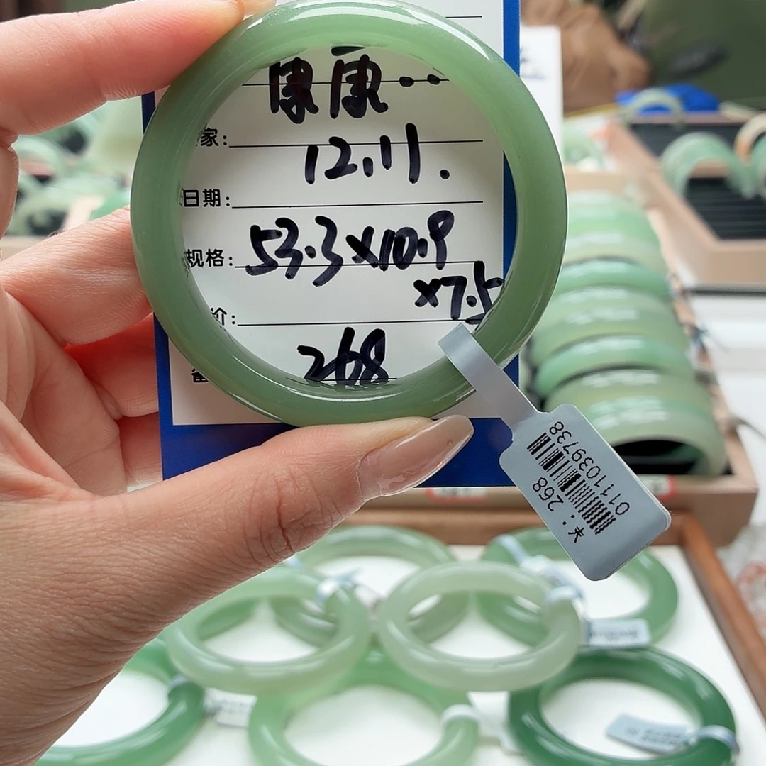 康***抱石英质玉未镶嵌手镯