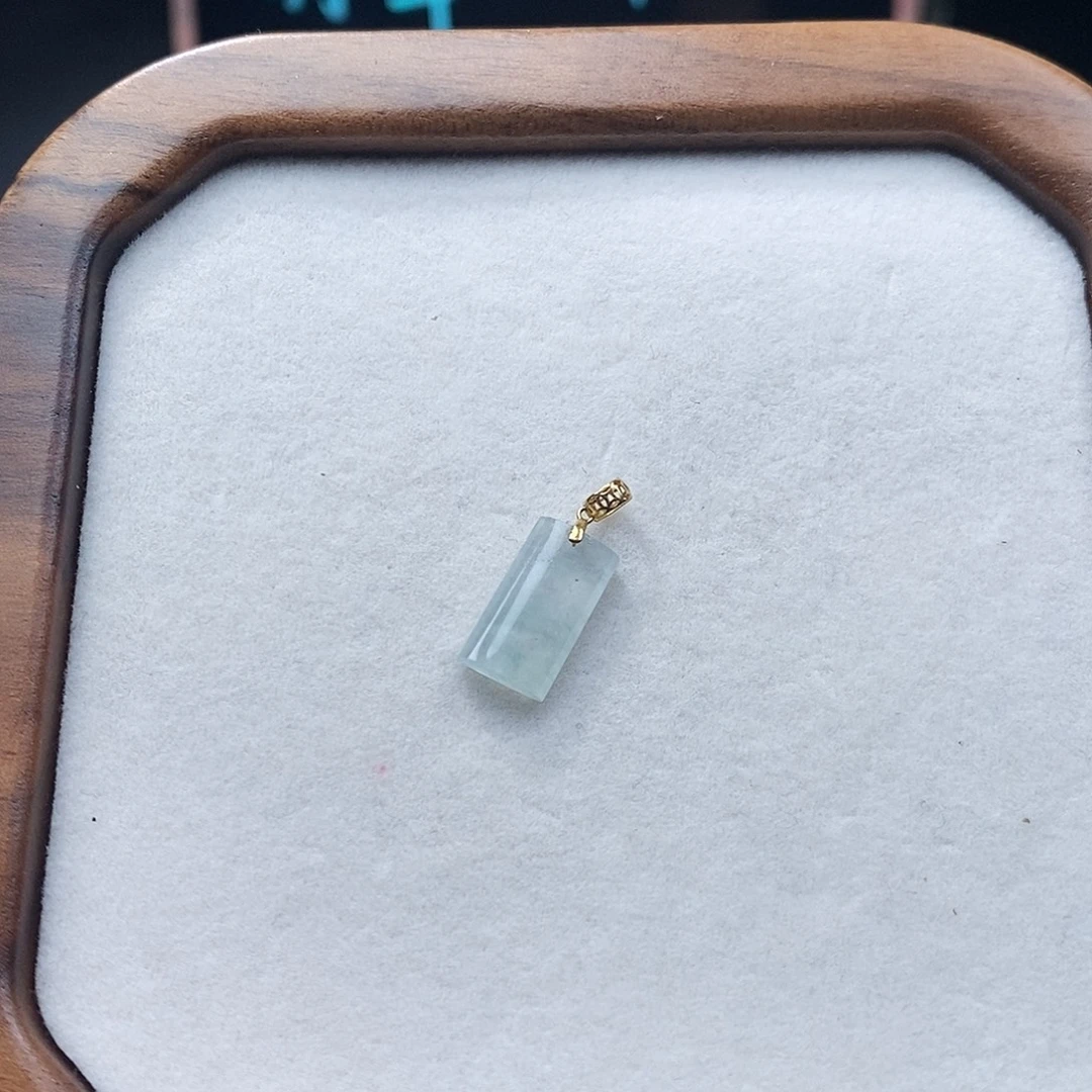 翡翠18K金镶嵌颈饰翡翠吊坠