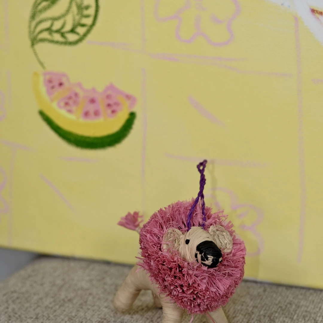 手工拉菲草编织粉色小狮子挂饰玩偶