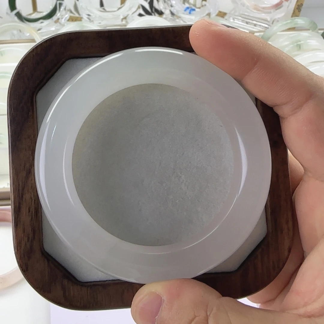 ****未镶嵌手镯石英质玉