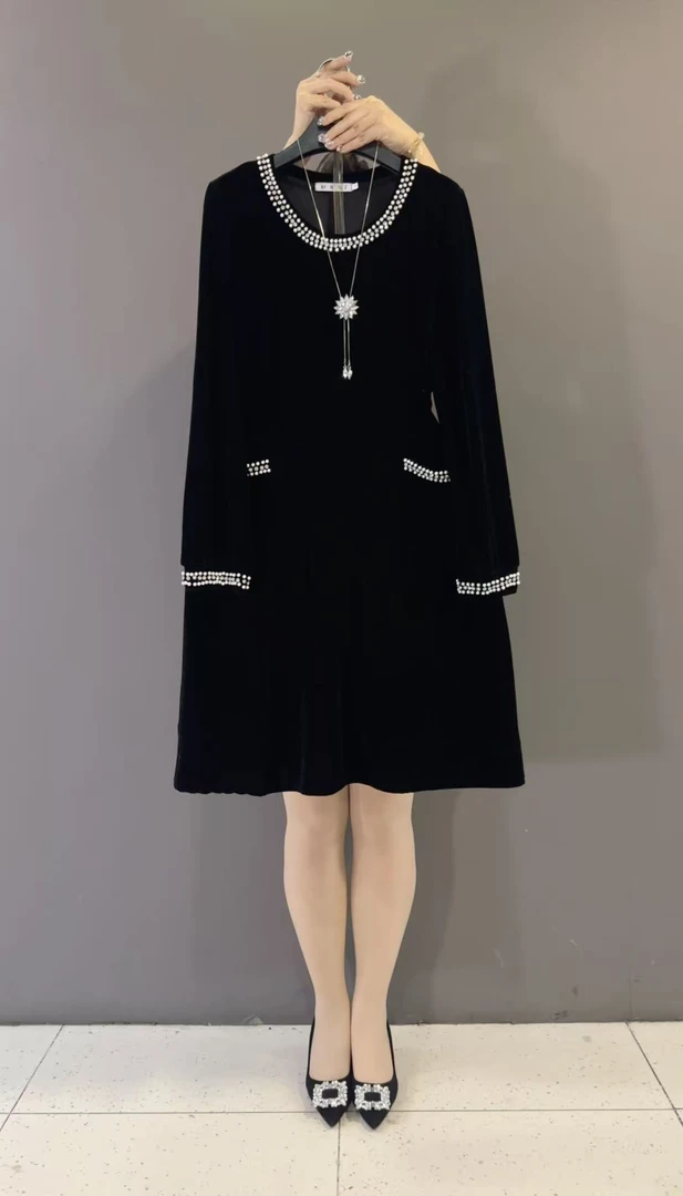 新款时尚气质圆领钉珠长袖洋气显瘦中长款百搭裙秋季