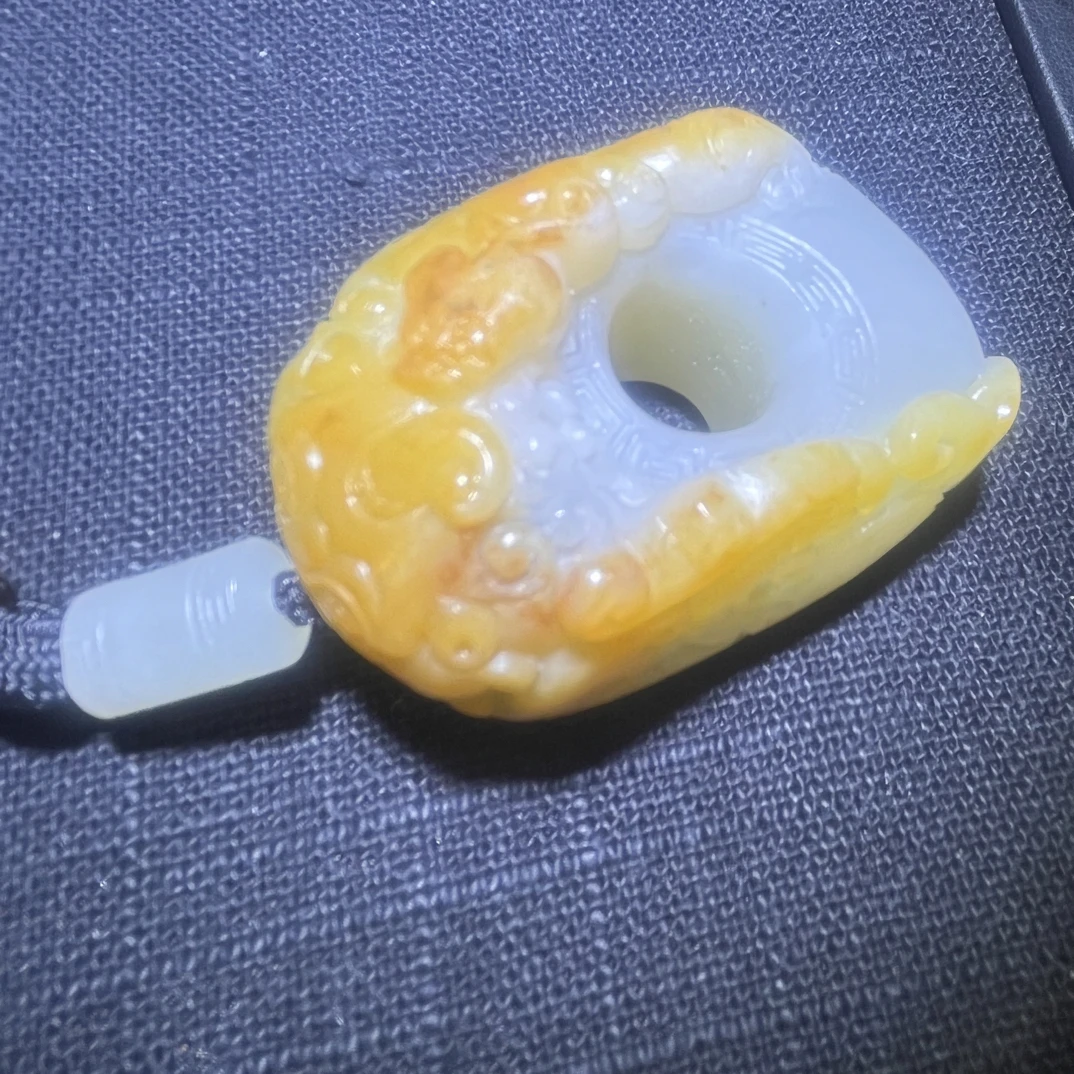 和田玉，黄皮巧色大指环