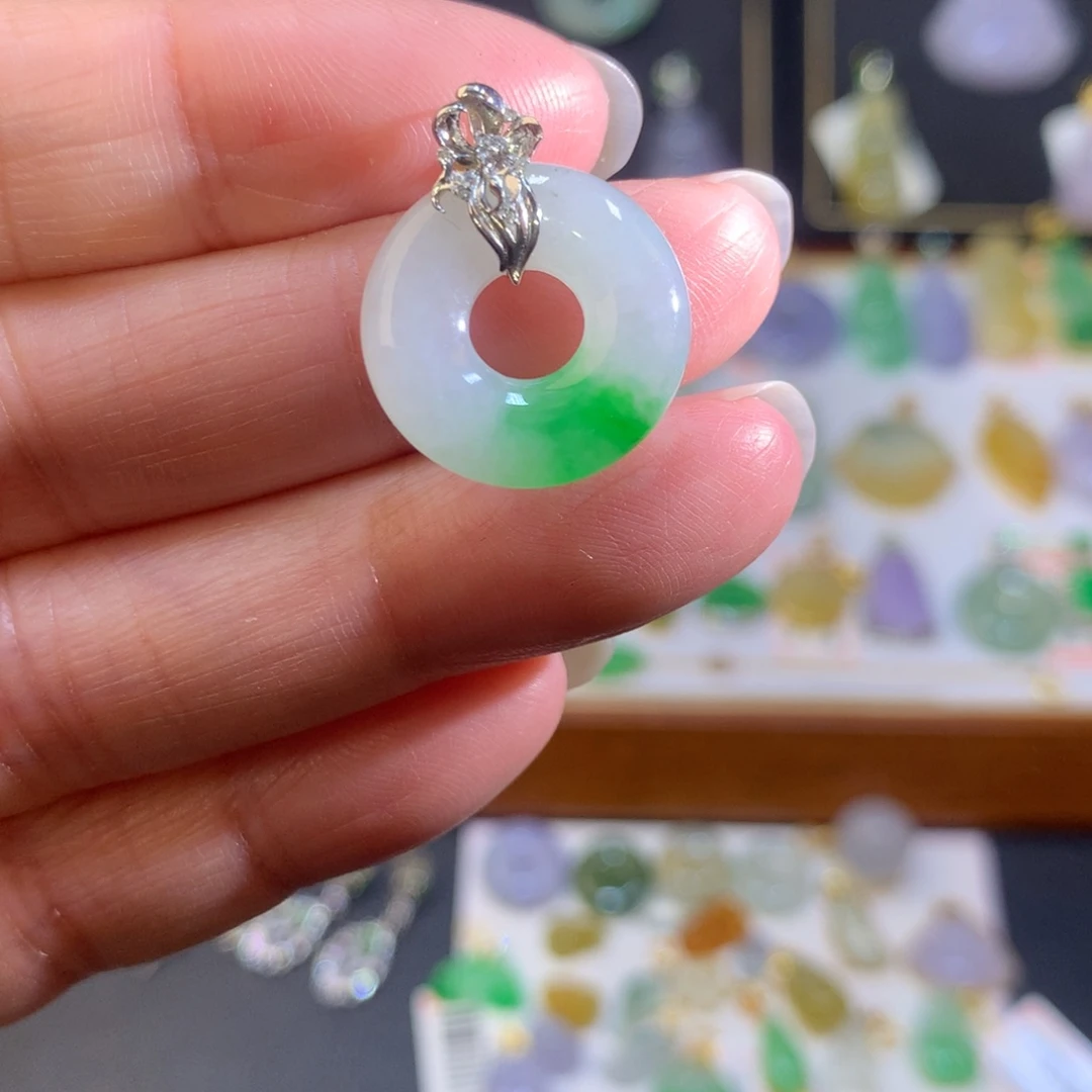 翡翠18K金镶嵌颈饰