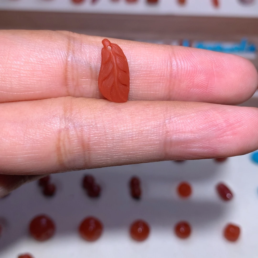 南红玛瑙未镶嵌满肉羽毛侧挂