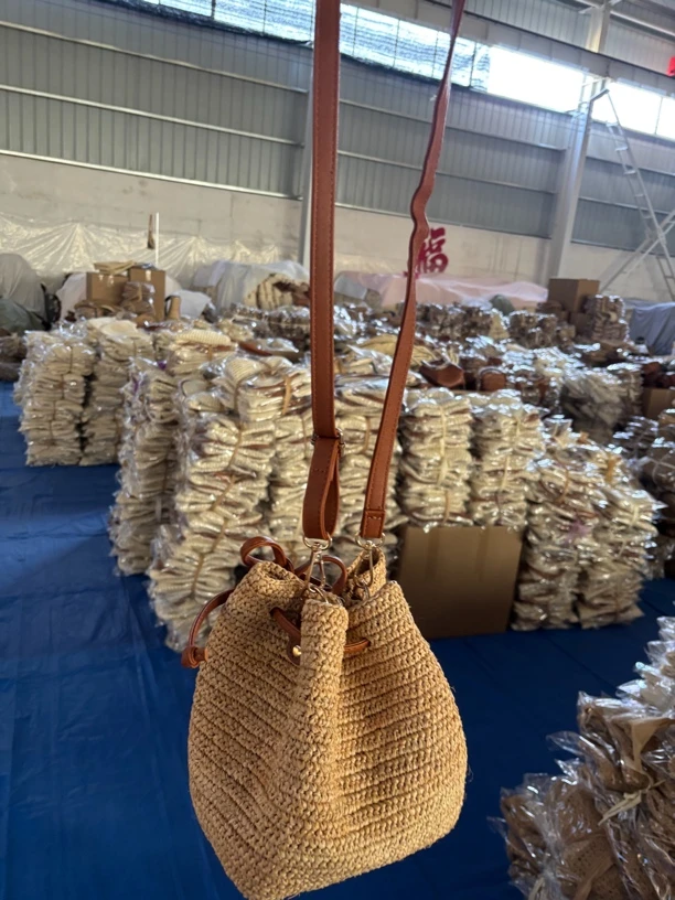 L14编织扣式镂空时尚小众双根抽绳拉菲草耐脏肩包手机袋化妆包