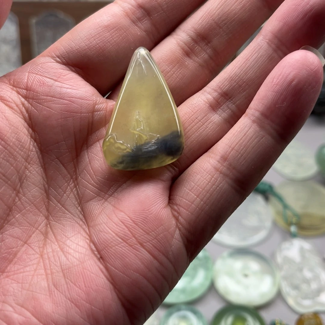 蛇纹石玉未镶嵌颈饰