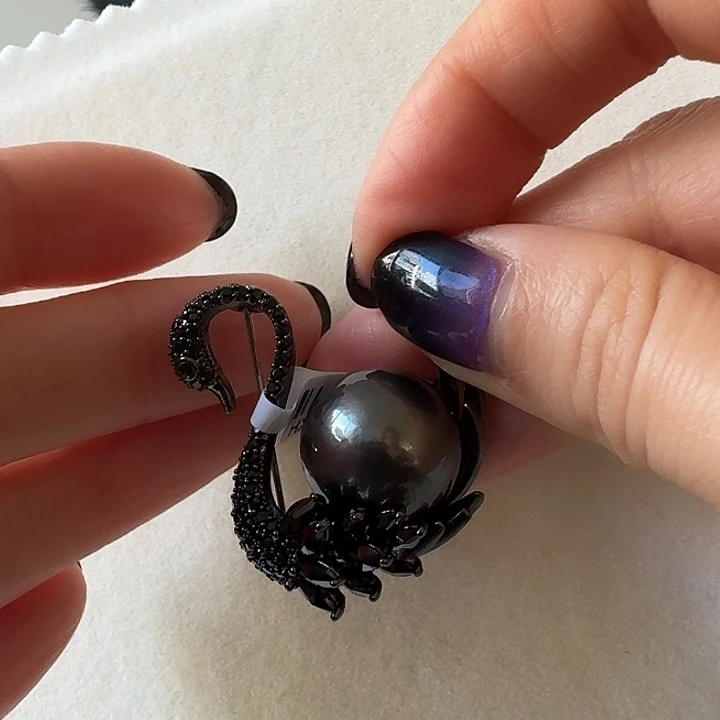 落***花海水珍珠胸针合金黑天鹅