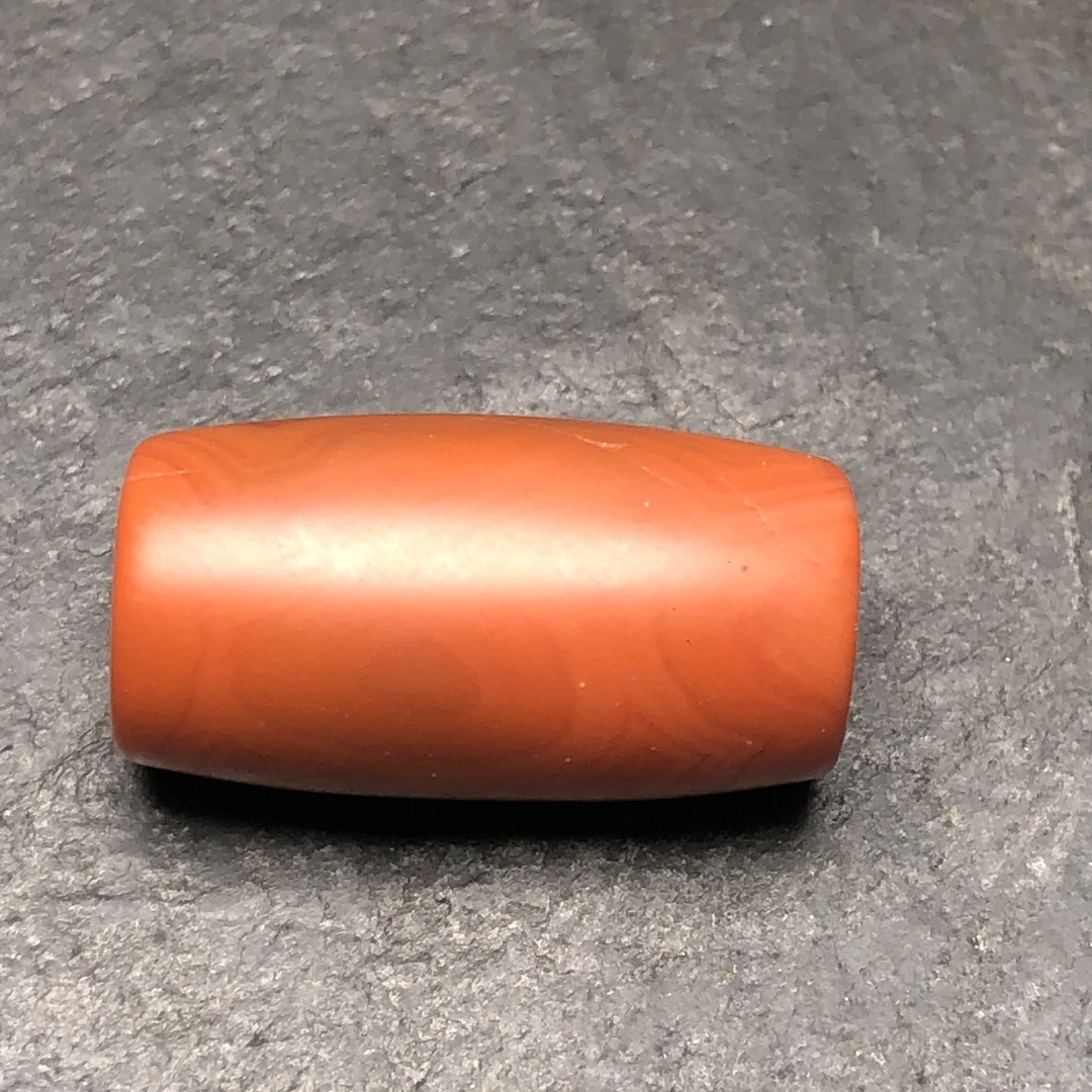 原矿川料南红玛瑙纯手工打磨尺寸23x12.2毫米，有皮裂