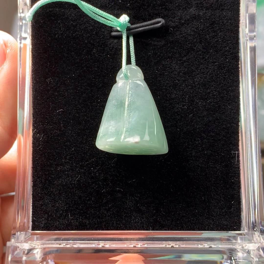 翡翠未镶嵌颈饰莲蓬