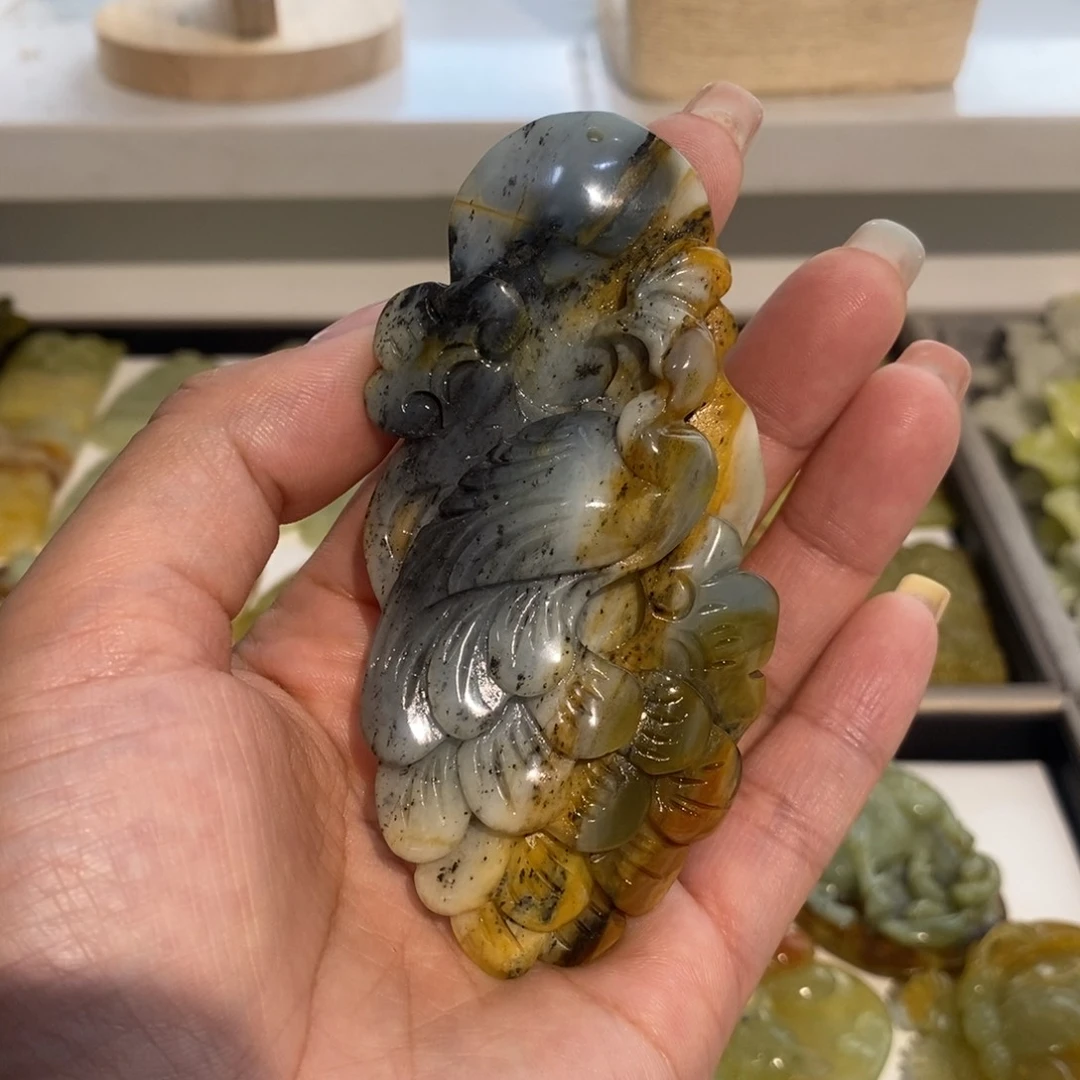 蛇纹石玉未镶嵌颈饰