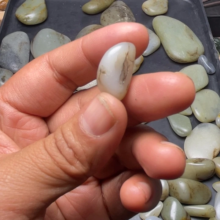 知***足和田玉未镶嵌珠宝奇石