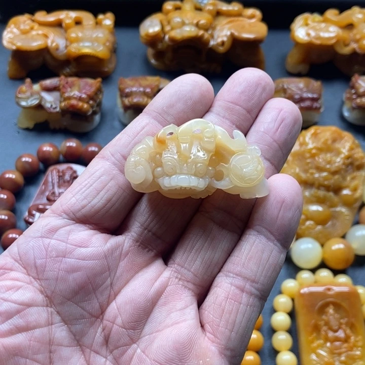 石英质玉（黄龙玉）未镶嵌颈饰