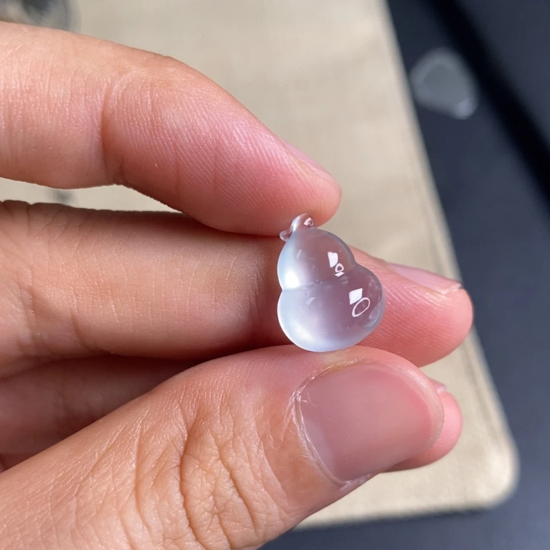 翡翠未镶嵌颈饰葫芦