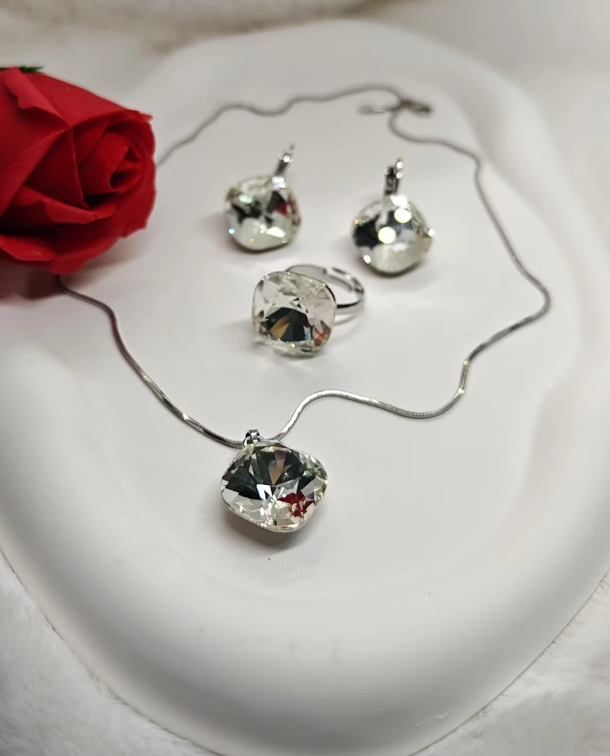 钛钢项链 白色四边形Sewareski三件套项链