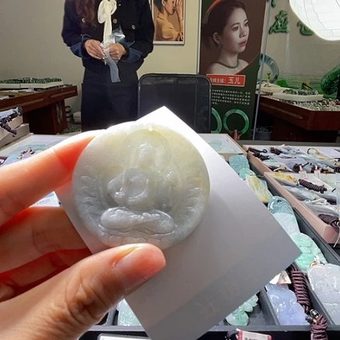 翡翠未镶嵌颈饰一个