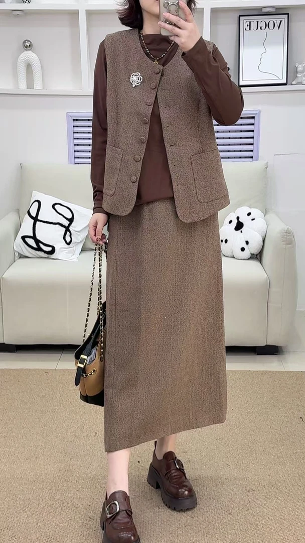 {莹莹推荐}6763秋季大码女装玫瑰花马甲+弹力长袖+半身裙三件套装