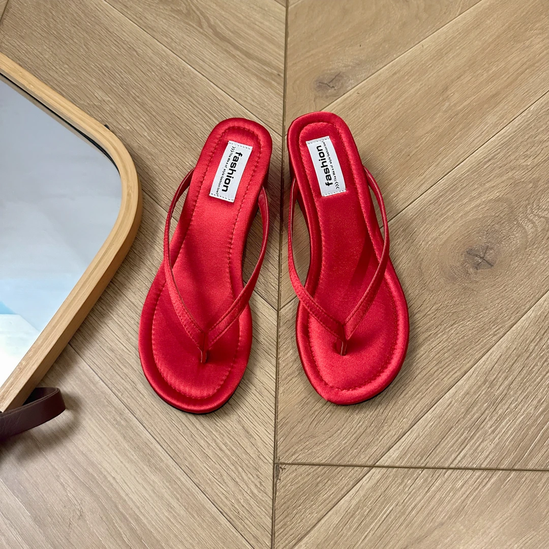 法式复古风显白度假夹脚人字拖女外穿2025夏新款夹趾凉拖鞋沙滩鞋