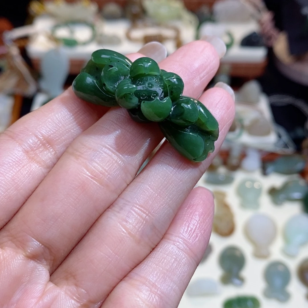 菩***花颈饰未镶嵌和田玉