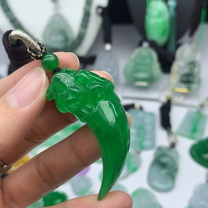 翡翠未镶嵌吊坠(赠链)