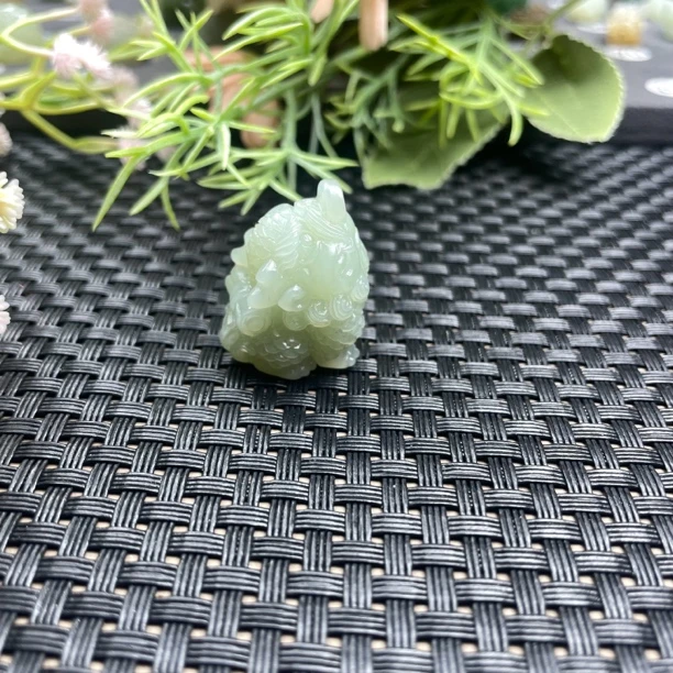 天然和田玉俄料翠青麒麟送财挂坠颈饰精雕时尚吊坠手工雕刻仿古