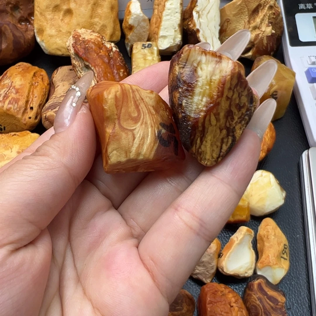 南***游定制琥珀未镶嵌蜜蜡