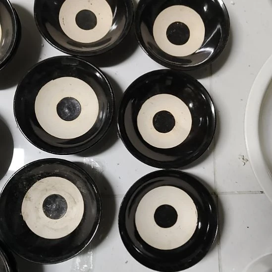 瓷片瓷器摆件，瓷片，沙锅，均有点瑕疵。