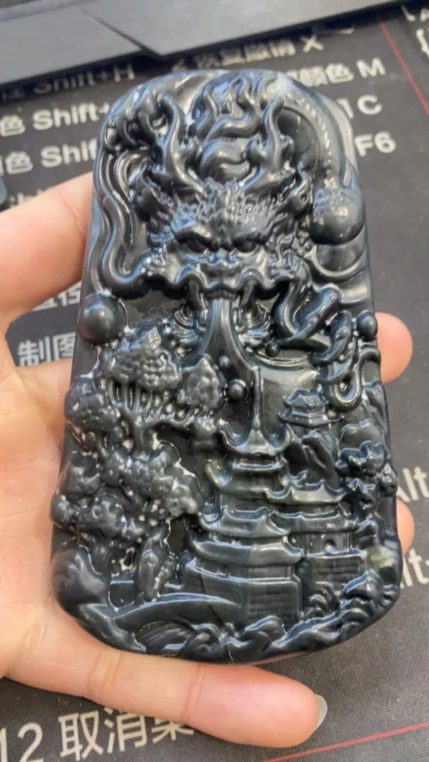 和田玉青花龙牌。
