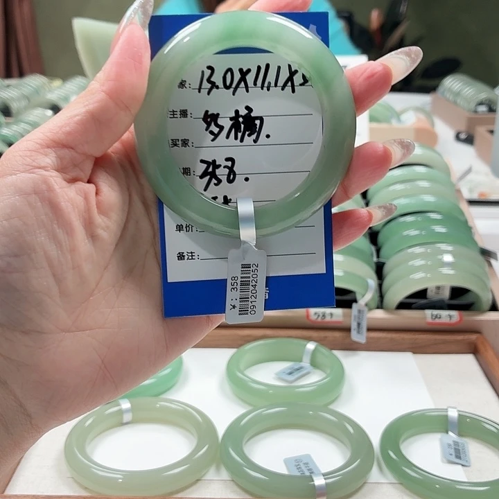 多***橘未镶嵌手镯石英岩玉
