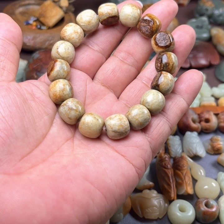 颈饰未镶嵌岫岩河磨玉（透闪石质玉）游**闲