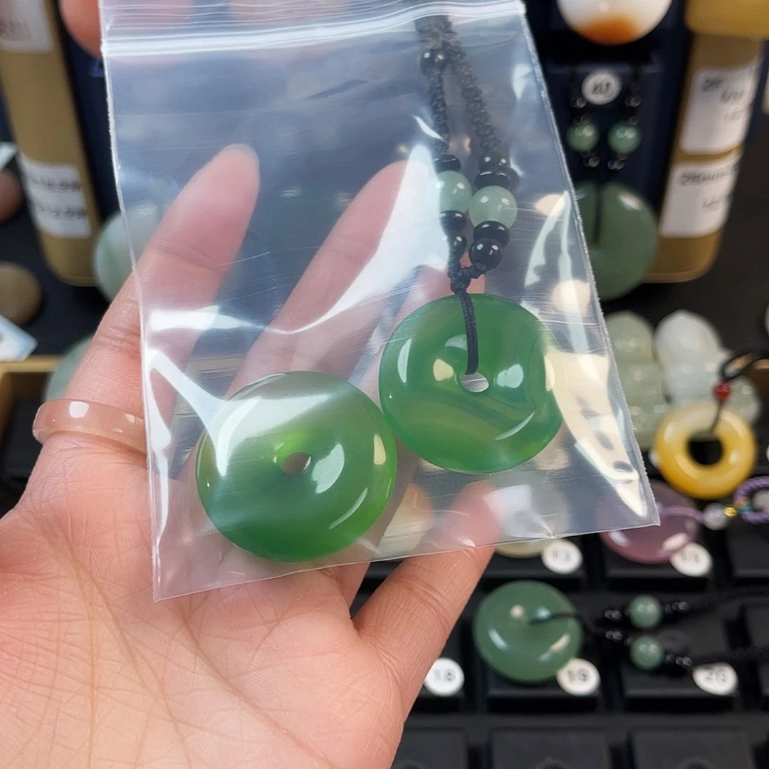 颈饰未镶嵌石英质玉宝*