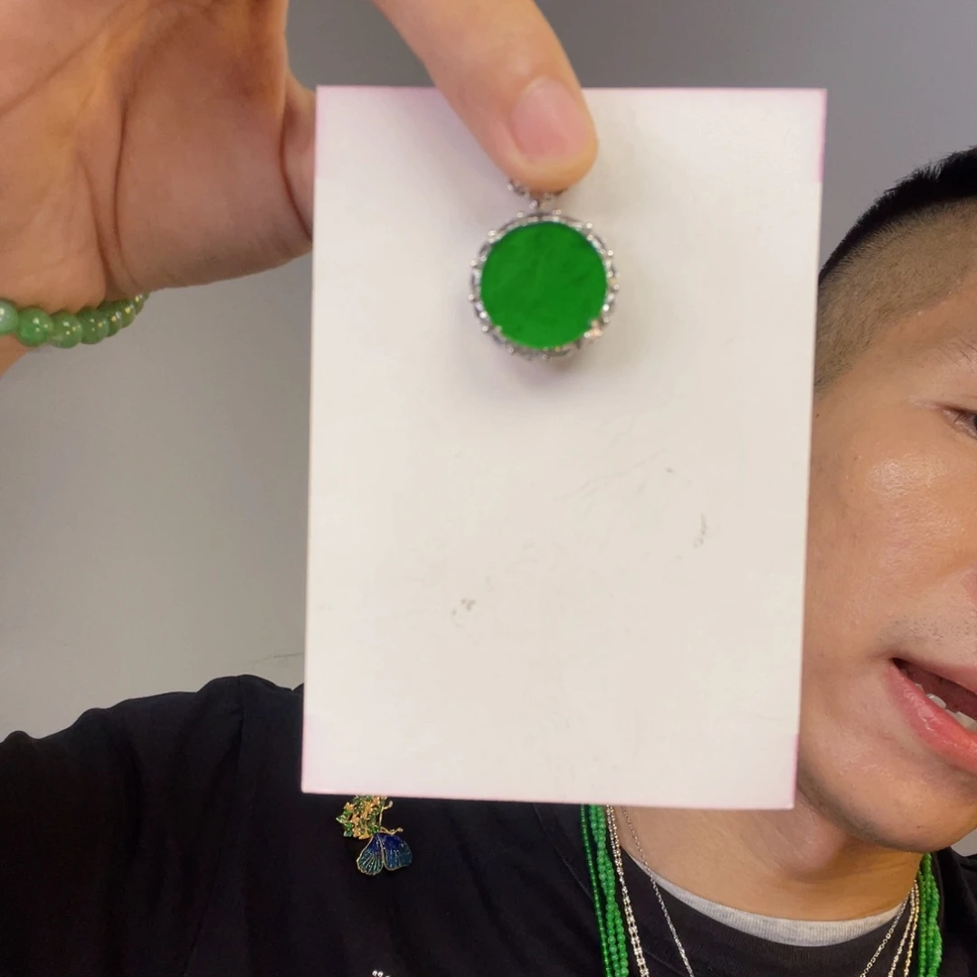 翡翠未镶嵌颈饰一件