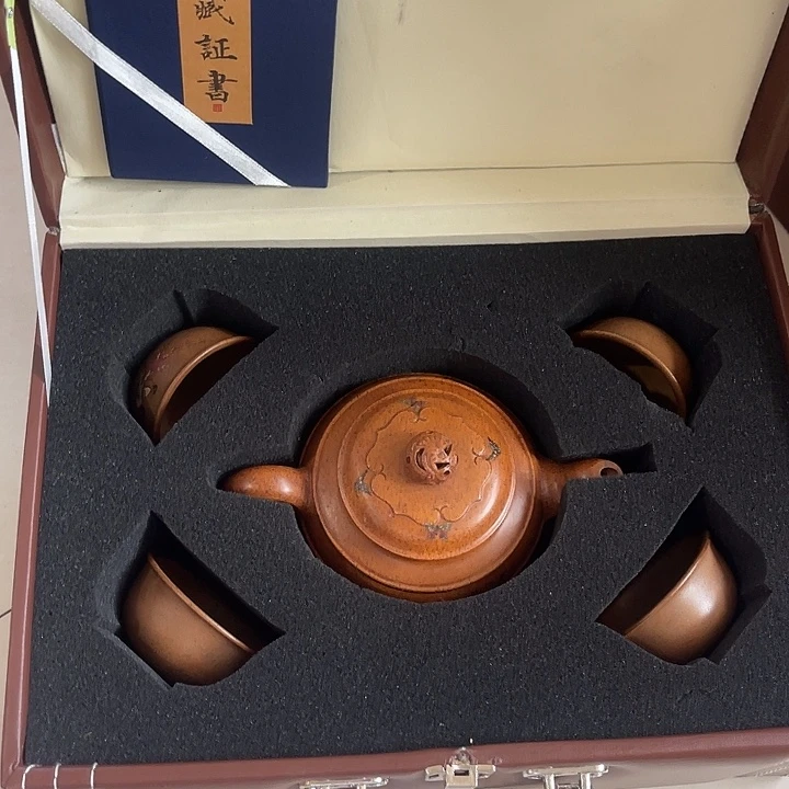 茶壶紫砂防矿泥料手工制作的一把紫砂壶。